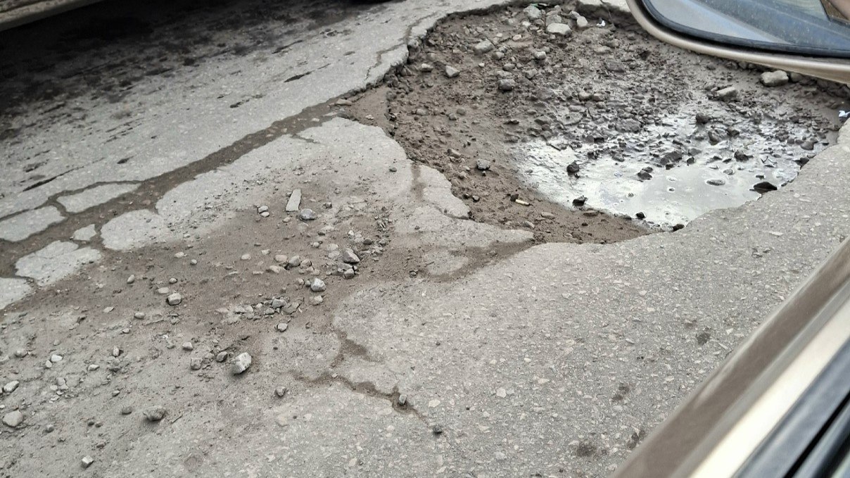 В Калуге на центральной улице образовалась очередная яма