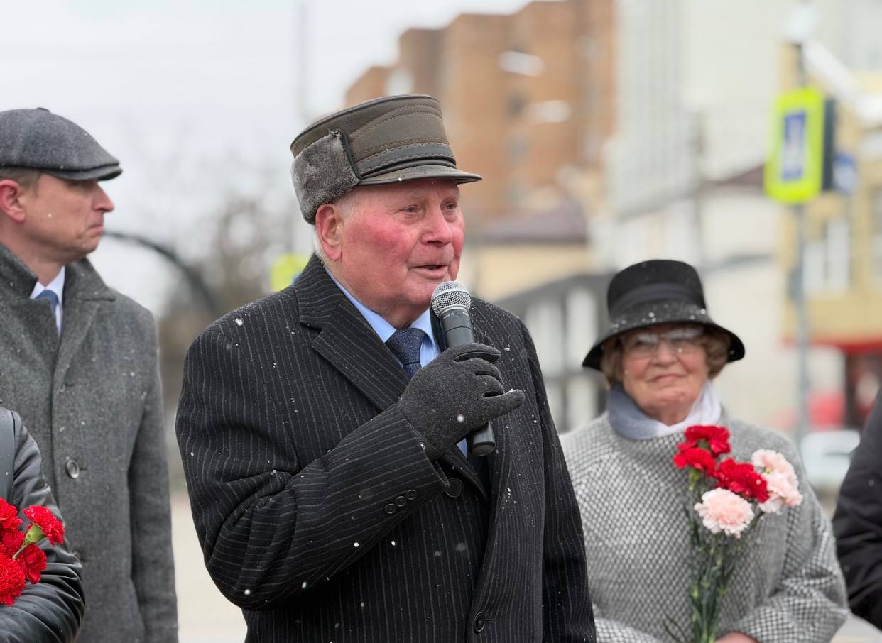Калужане почтили память узников фашистских концлагерей Калужане почтили память узников фашистских концлагерей
