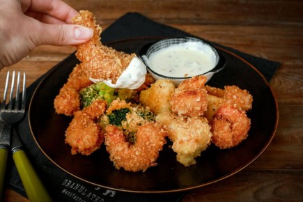 Креветки в кляре: неожиданный союз вкусов с соусом блю чиз