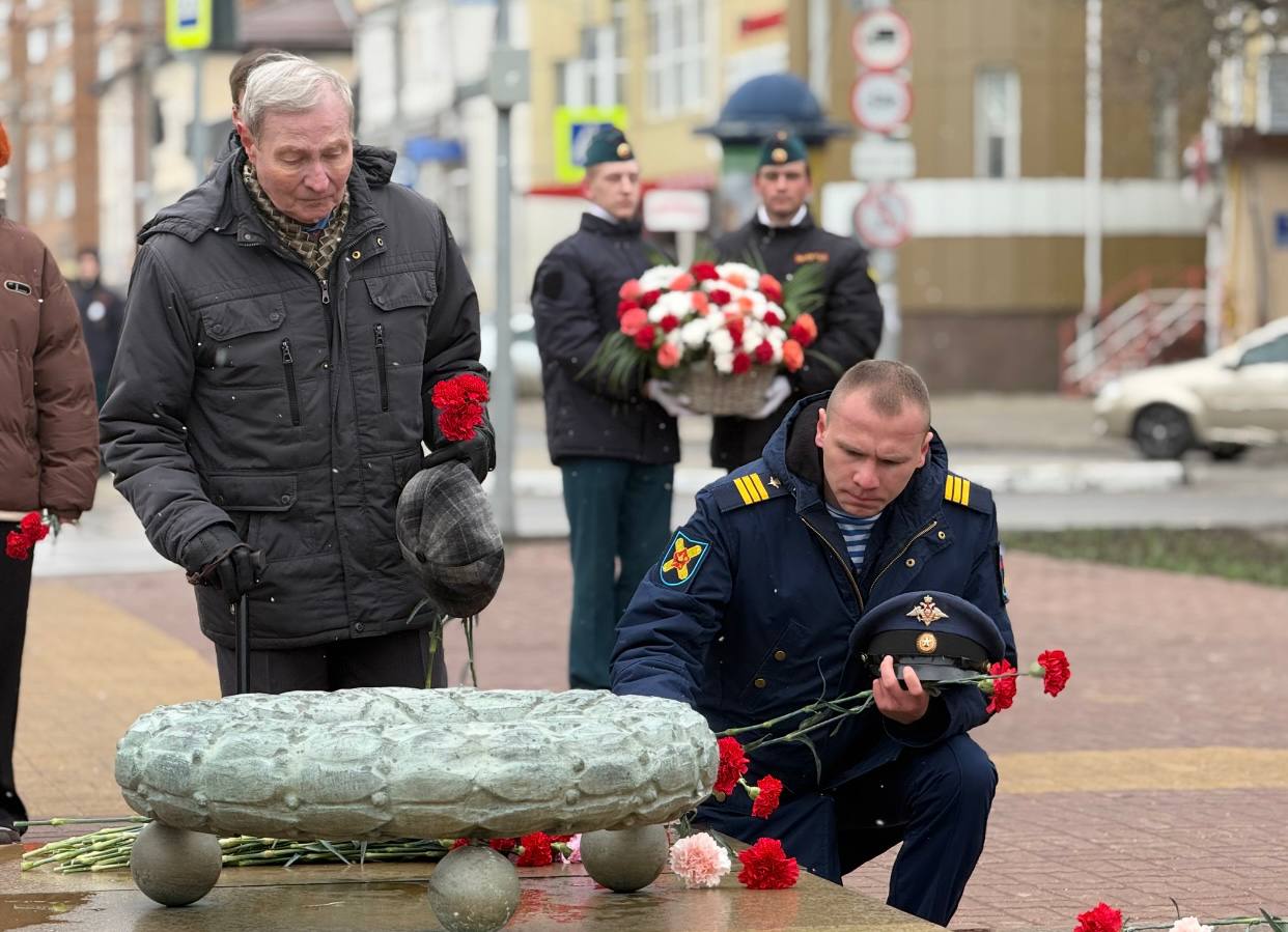 Калужане почтили память узников фашистских концлагерей Калужане почтили память узников фашистских концлагерей