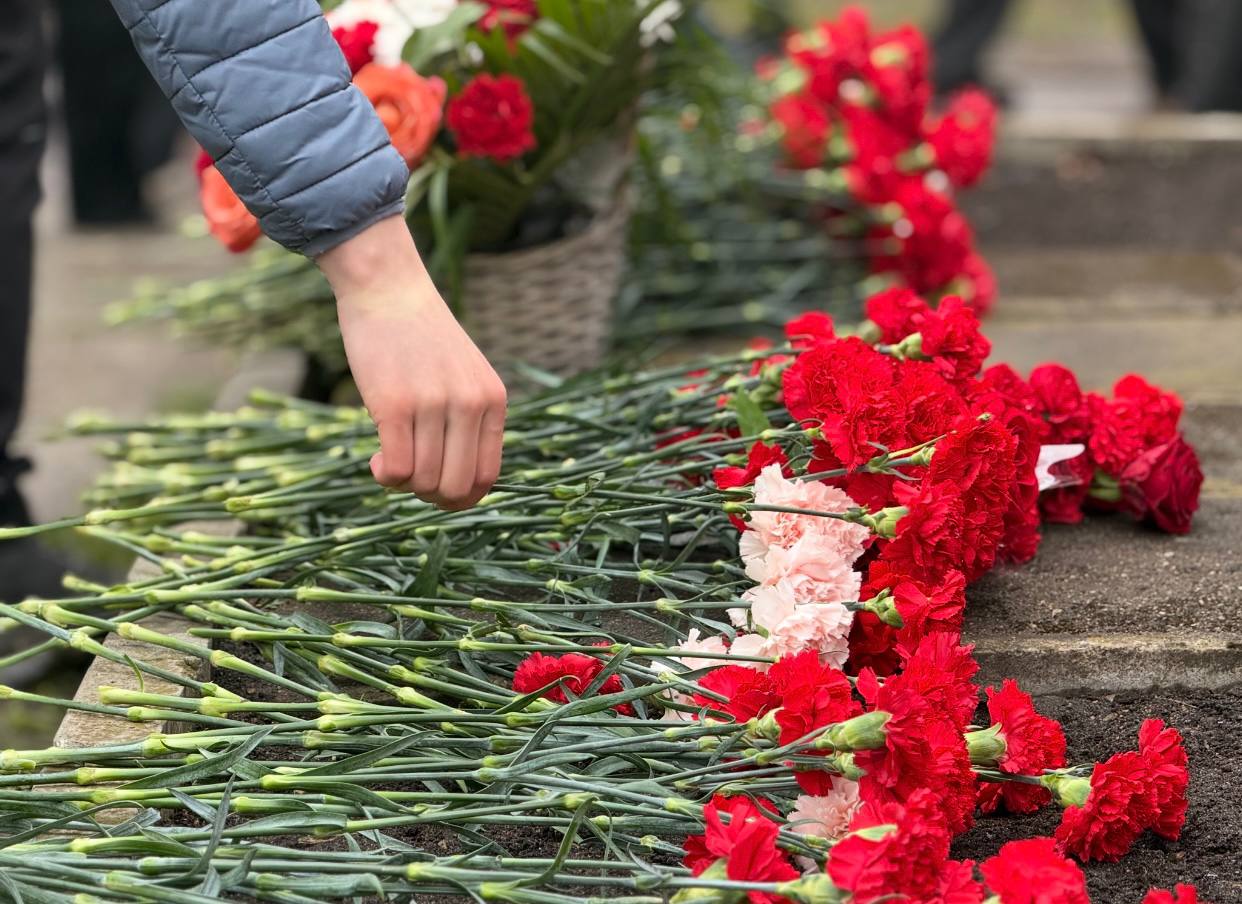 Калужане почтили память узников фашистских концлагерей Калужане почтили память узников фашистских концлагерей