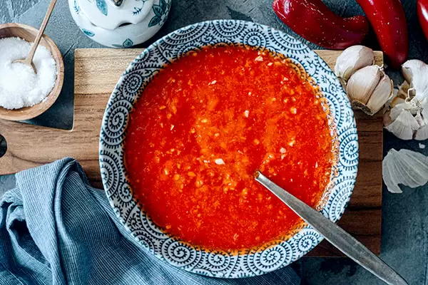 Секреты остроты: домашний соус чили с чесноком для истинных гурманов