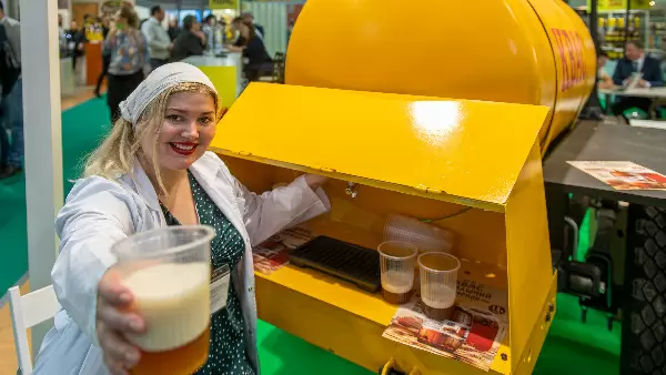 Квас и вождение: насколько безопасно пить этот напиток за рулем?