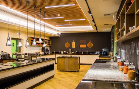 Как эффективно убрать жирный налет на кухне: 3 натуральных метода