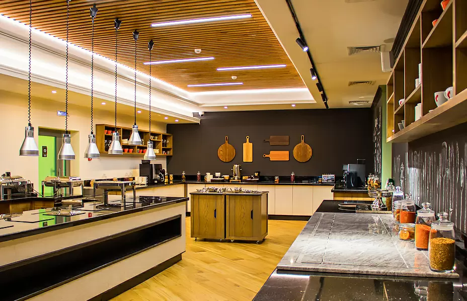 Как эффективно убрать жирный налет на кухне: 3 натуральных метода