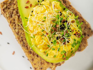 Нежный яичный скрэмбл с овощами на хрустящих хлебцах Baker House