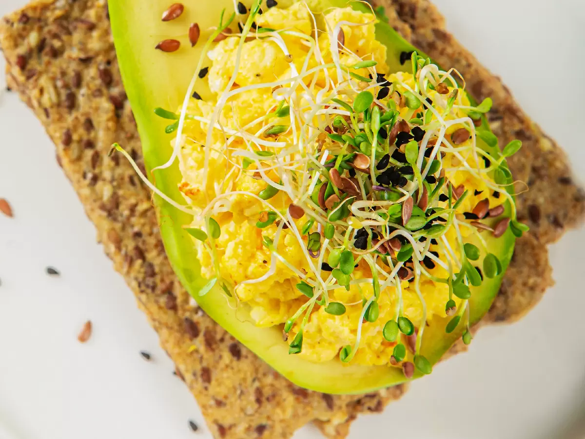 Нежный яичный скрэмбл с овощами на хрустящих хлебцах Baker House