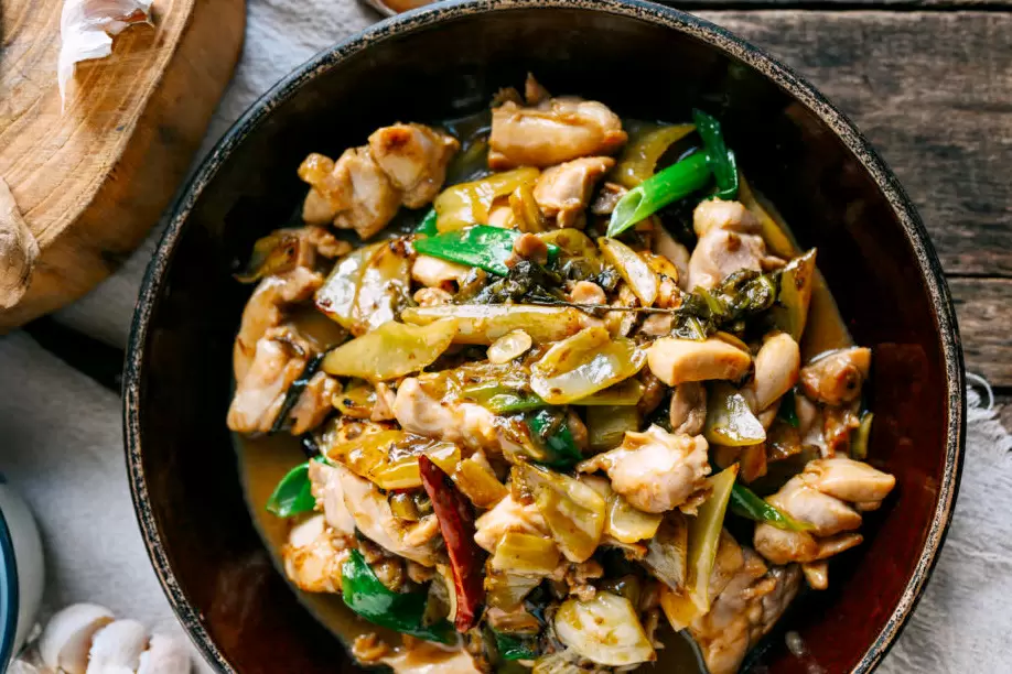 Курица по-кантонски: Как приготовить классическое блюдо с солеными горчичными листьями