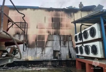 В Калуге 22 пожарных тушили склад