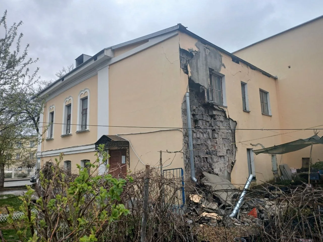 В Калуге обрушилась стена дома в центре города В Калуге обрушилась стена дома в центре города