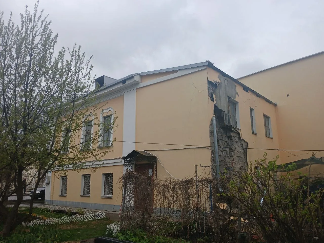 В Калуге обрушилась стена дома в центре города