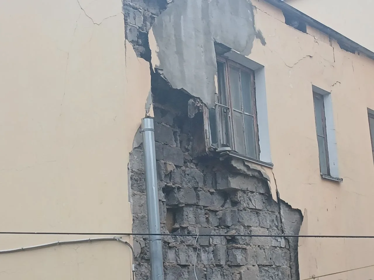 В Калуге обрушилась стена дома в центре города В Калуге обрушилась стена дома в центре города