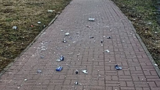Тротуар рядом со станцией Азарово очистили от стекла и мусора