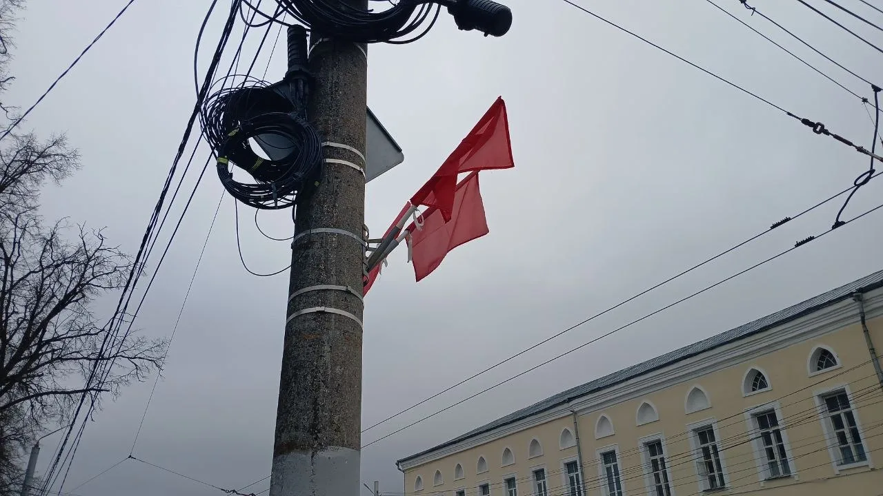 Калугу начали украшать к майским праздникам Калугу начали украшать к майским праздникам