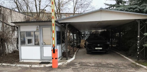 Власти Калуги ищут собственника шлагбаума и КПП