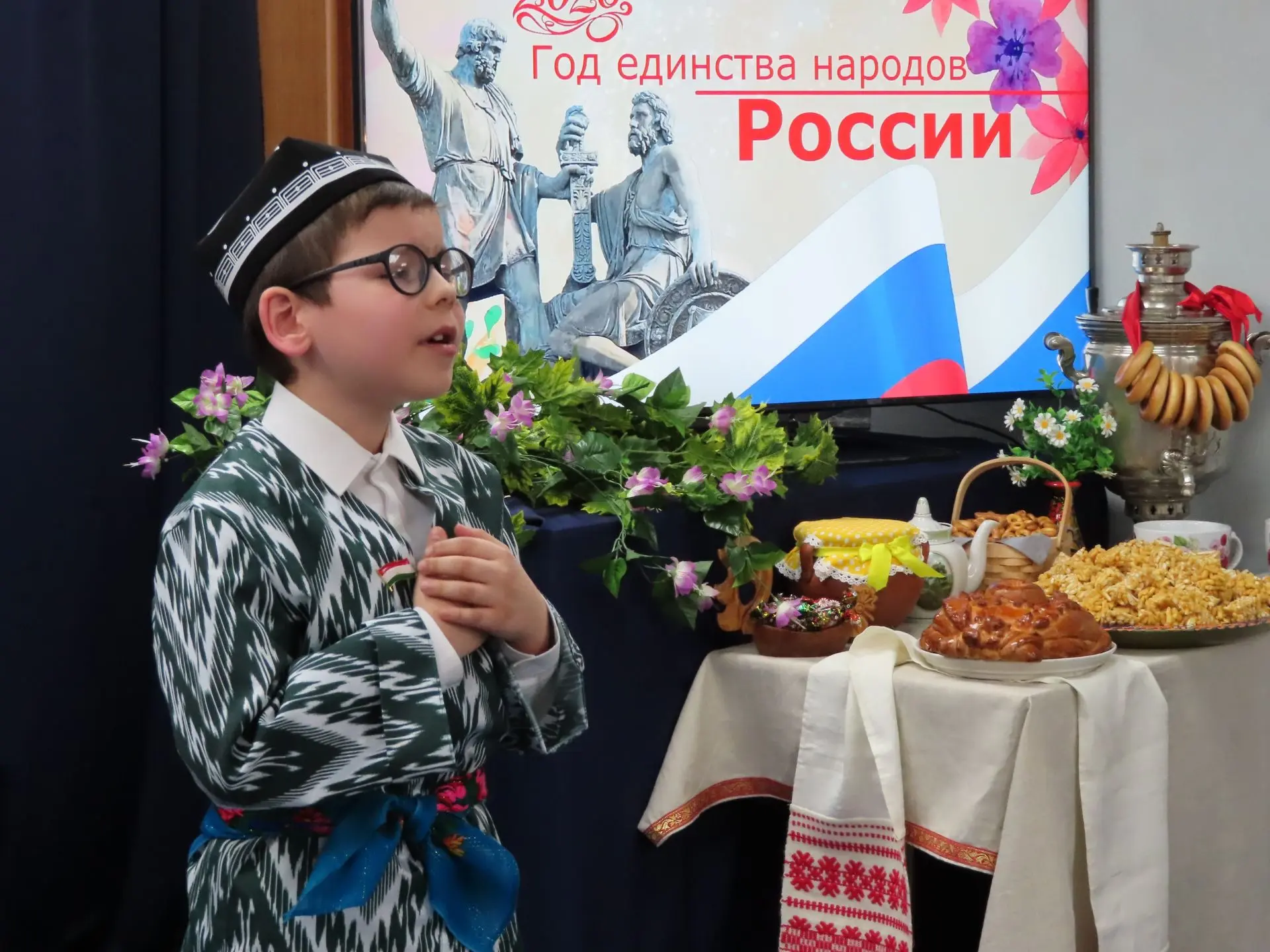 Юные калужане знакомятся с культурой народов России Юные калужане знакомятся с культурой народов России