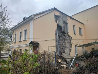 В Калуге жильцы отказались выселяться из дома с рухнувшей стеной