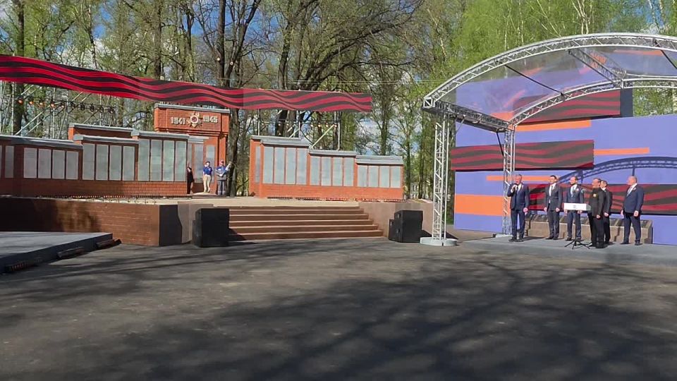 По проекту Единой России и «Газпрома» «Храним огонь Победы» Вечный огонь одновременно зажгли на воинских мемориалах в 12 городах Церемонии прошли в Торжке Тверской области, в Белгородской, Ульяновской, Калужской...