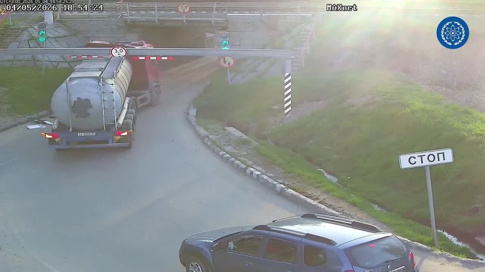 В Обнинске водитель большегруза врезался в ограничительную рамку