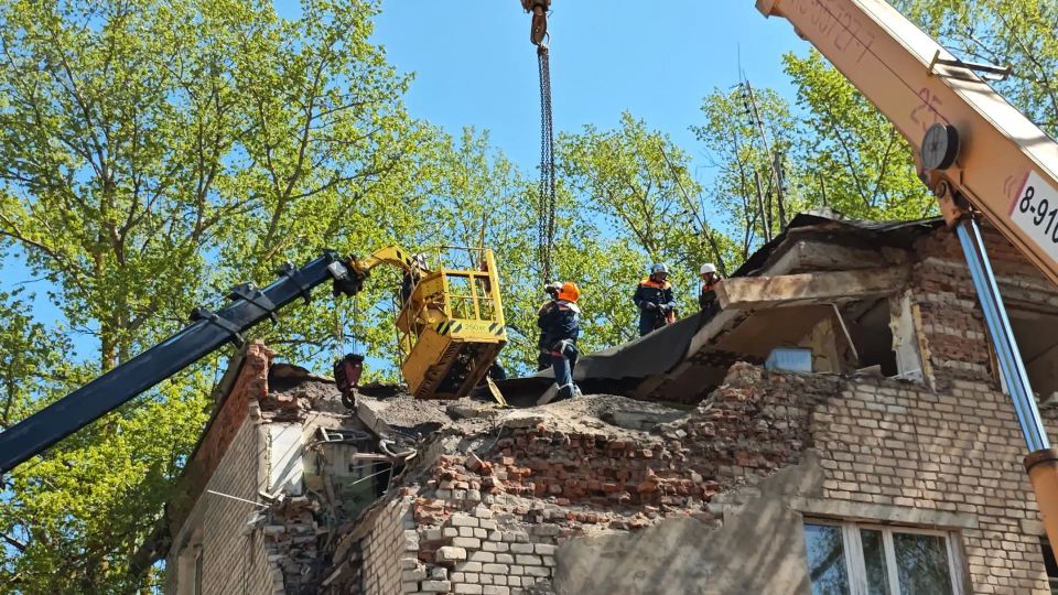 В Малоярославце Калужской области ликвидировали последствия обрушения крыши В Малоярославце Калужской области ликвидировали последствия обрушения крыши