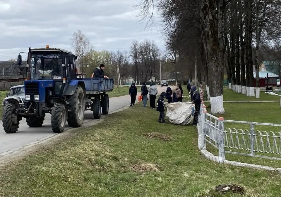 Жители Людинова приводят в порядок воинские захоронения перед праздником