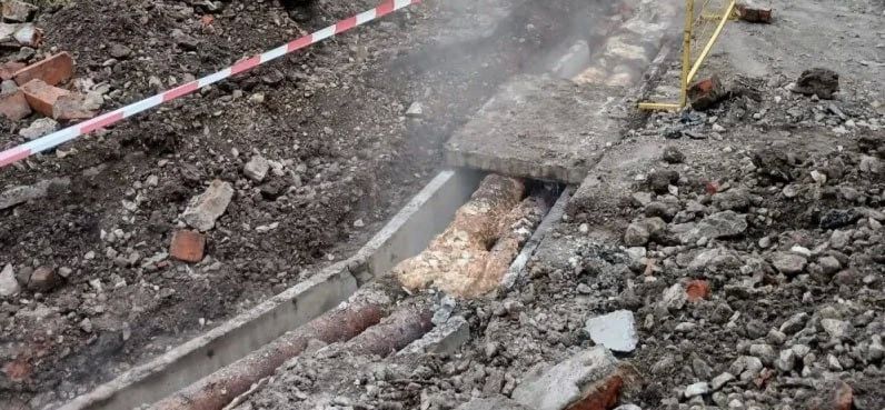 На 1-м Академическом проезде в Калуге прорвалась теплотрасса