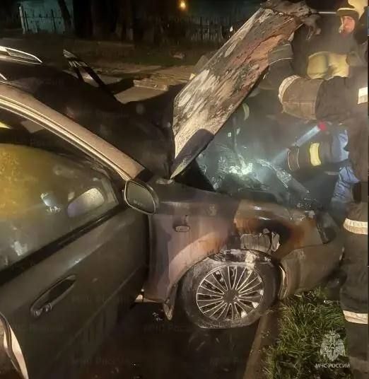 На Гурьянова загорелся автомобиль На Гурьянова загорелся автомобиль