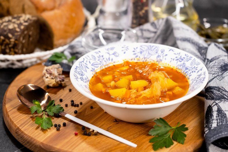 Щи из кислой капусты — теплое объятие зимы на вашей кухне