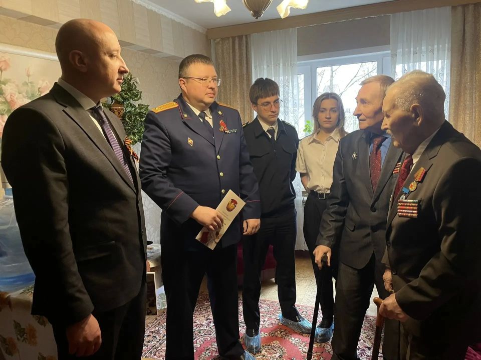 Руководитель Следственного управления поздравил ветерана Великой Отечественной войны Николая Игнатьевича Апанасова с Днем Победы