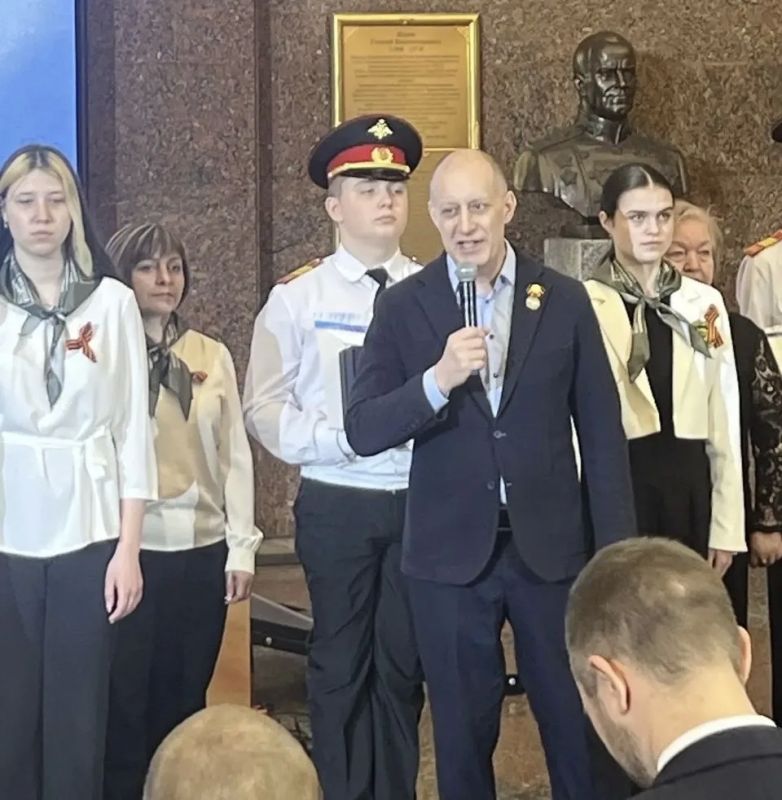 Владислав Шапша: От этих слов из сочинения Элины Никуличевой, ученицы 10 класс школы № 2 г. Малоярославца, мороз по коже: «Когда бережно складываешь в мешок крошечный скелет, всякая абстрактная идея «неонацизма» становится... Владислав Шапша: От этих слов из сочинения Элины Никуличевой, ученицы 10 класс школы № 2 г. Малоярославца, мороз по коже: «Когда бережно складываешь в мешок крошечный скелет, всякая абстрактная идея «неонацизма» становится...
