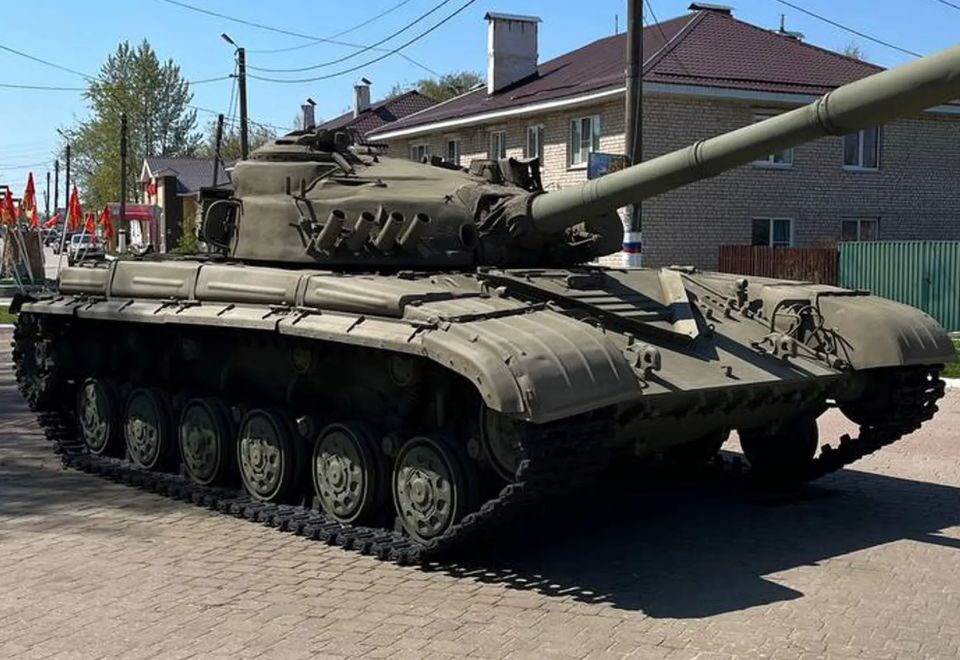 В Бабынино покрасили танк. О проведении работ в четверг, 7 мая, сообщили в администрации города