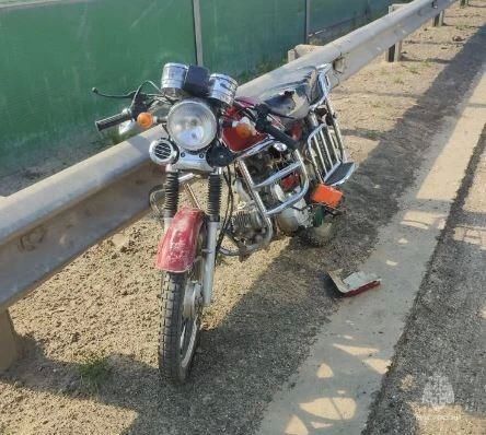 В Калуге мопед врезался в отбойник
