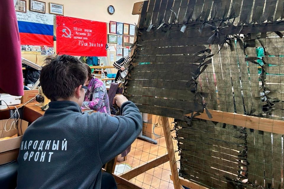 Калужские волонтёры изготовили маскировочные сети Калужские волонтёры изготовили маскировочные сети
