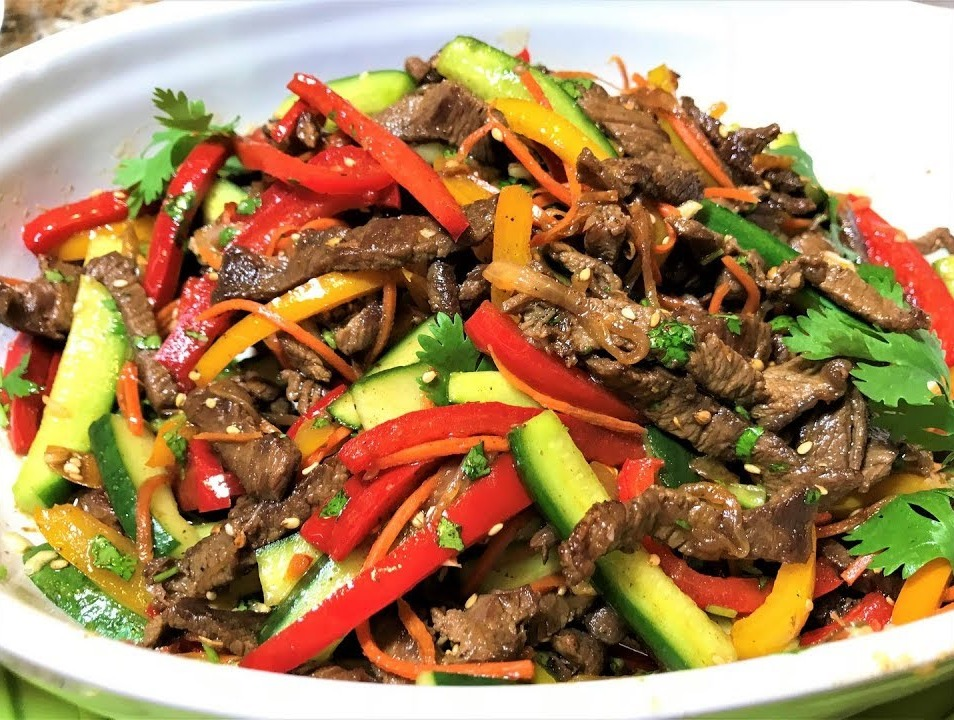 Салат с говядиной и свежими овощами: вкусное решение для любого стола