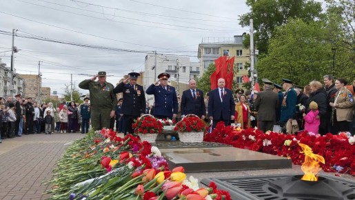 Руководитель следственного управления СК России по Калужской области возложил цветы к Вечному огню