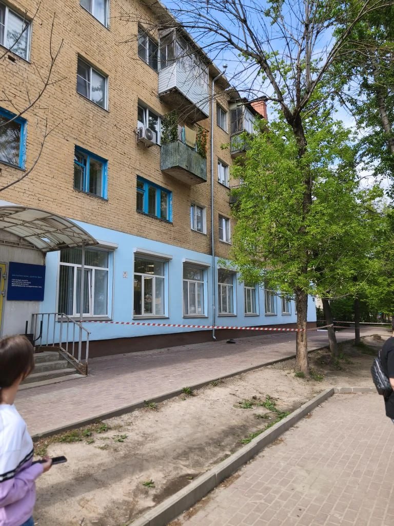 На улице Жукова крыша начала осыпаться на тротуар На улице Жукова крыша начала осыпаться на тротуар
