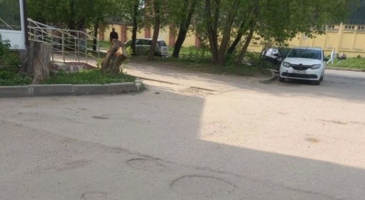 Мамы боятся вести детей в поликлинику на Никитина из-за ям на дороге