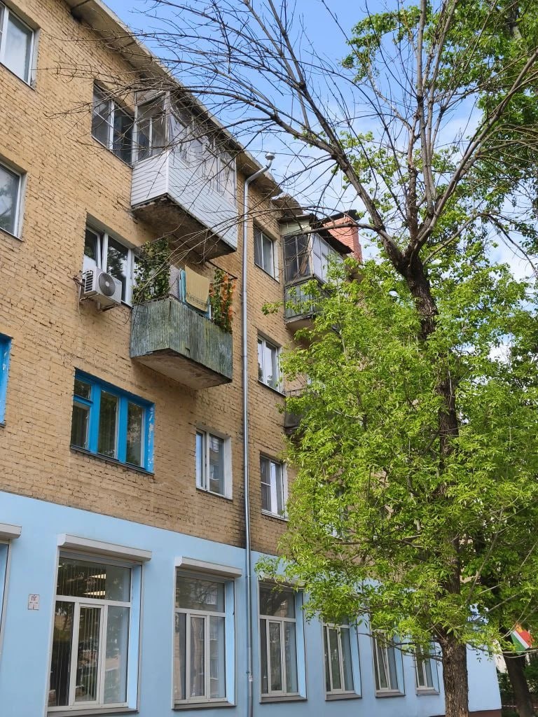 На улице Жукова крыша начала осыпаться на тротуар На улице Жукова крыша начала осыпаться на тротуар