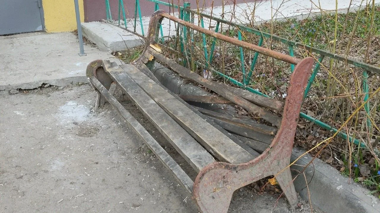 На улице Болотникова после капремонта оставили сломанную лавку