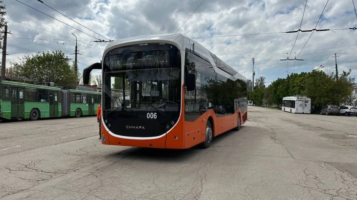 В Симферополь завезли новые троллейбусы с «улыбкой»