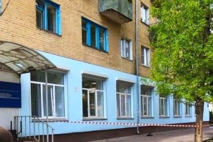 В Калуге на улице Жукова обрушилась часть козырька с крыши на тротуар