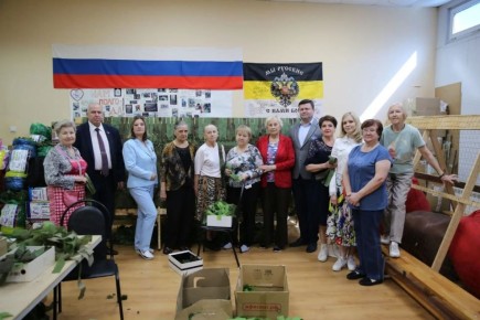 Председатель Думы Юрий Моисеев, его заместитель Андрей Иванов, депутаты Эльвира Капитонова и Светлана Мартынова встретились с членами волонтёрской группы «Добрые руки Калуги»