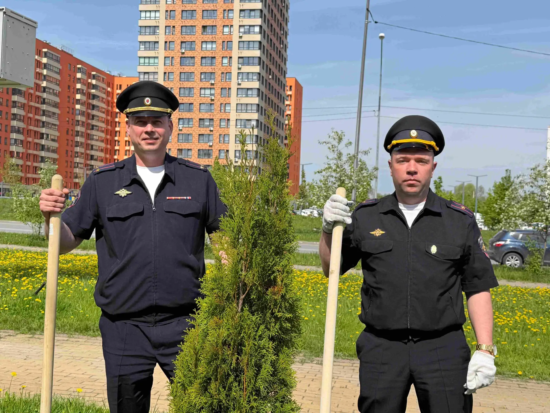 В Калуге сотрудники полиции приняли участие в патриотической акции «Сад Памяти» В Калуге сотрудники полиции приняли участие в патриотической акции «Сад Памяти»