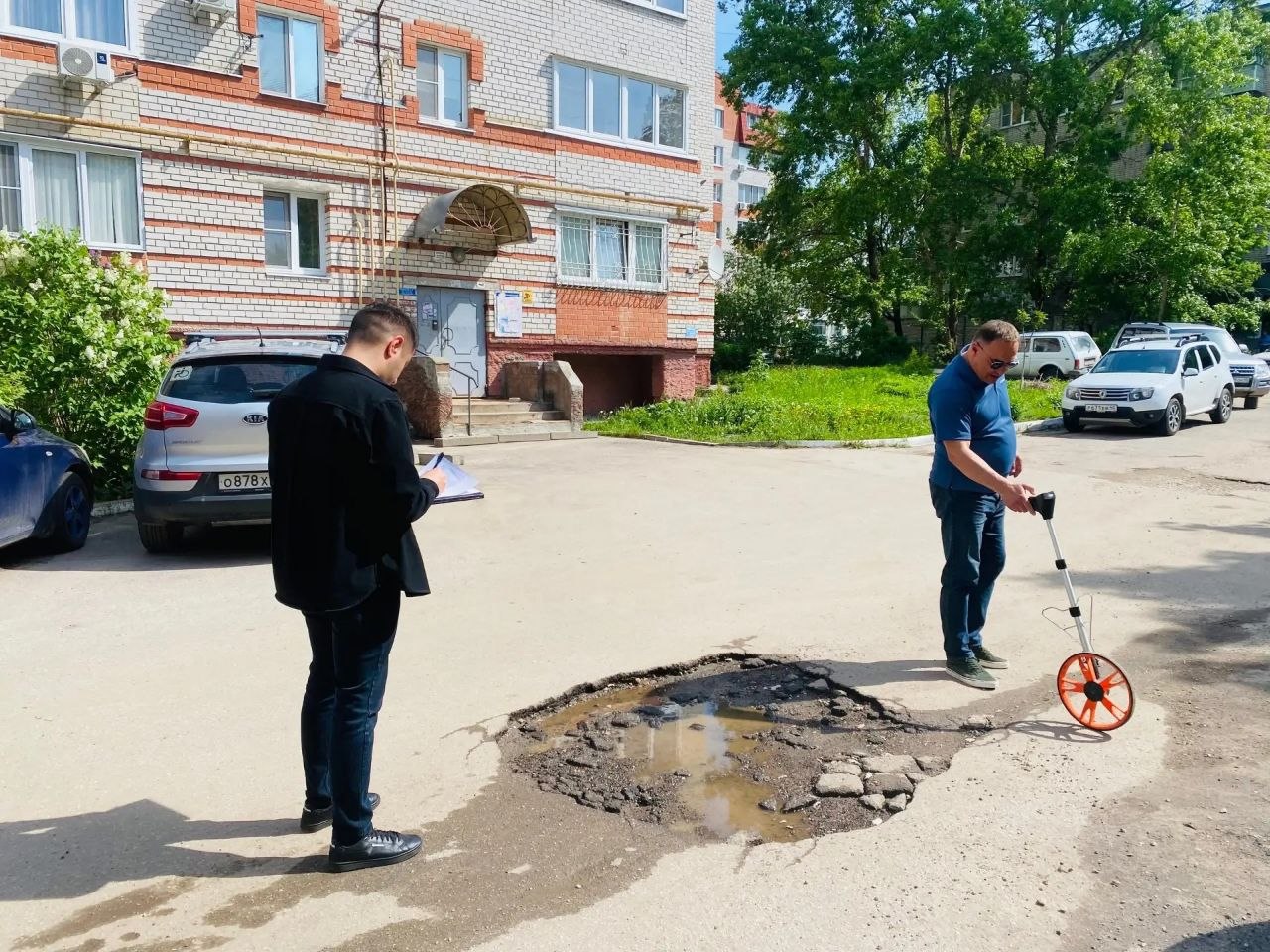 Депутат Андрей Нефёдов вместе со специалистами управления горхозяйства проверил состояние дворовых территорий, на которых запланирован ямочный ремонт