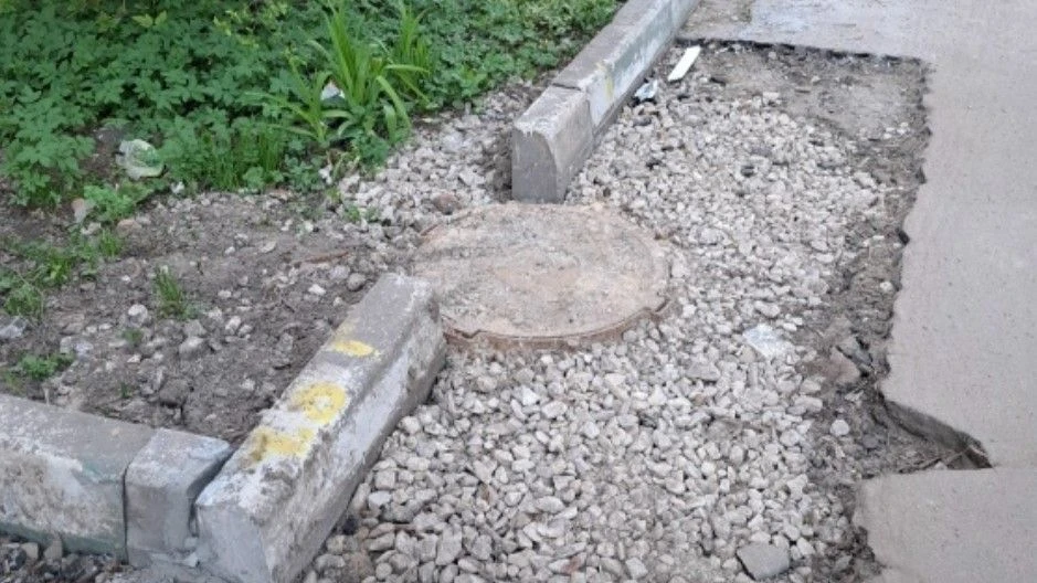 Во дворе на Степана Разина участок дороги заасфальтируют до конца месяца Во дворе на Степана Разина участок дороги заасфальтируют до конца месяца