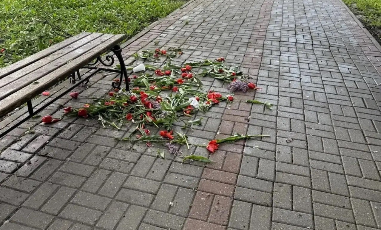 В Калуге вандалы уничтожили тюльпаны на клумбах В Калуге вандалы уничтожили тюльпаны на клумбах