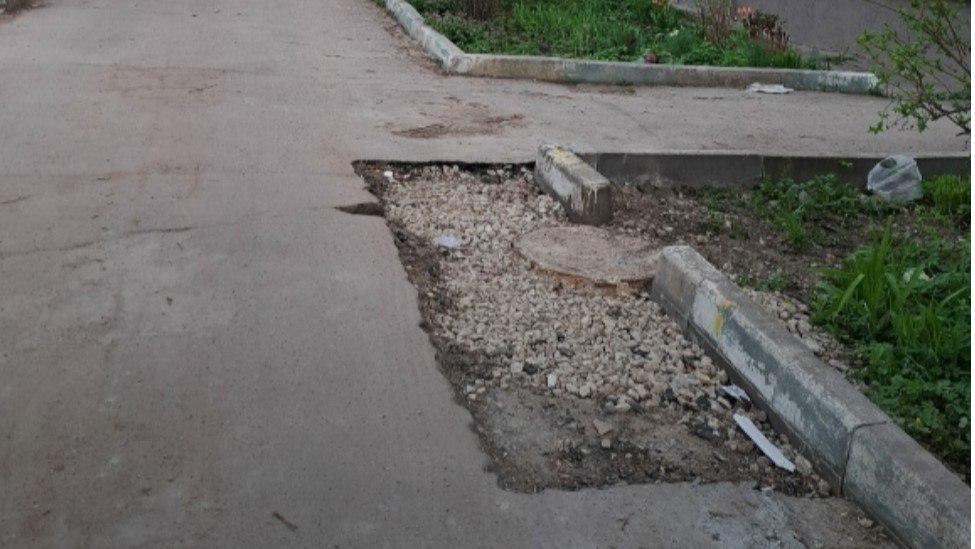 Во дворе на Степана Разина участок дороги заасфальтируют до конца месяца