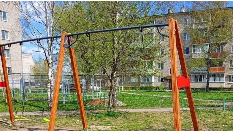 В Балабаново развалилась детская площадка