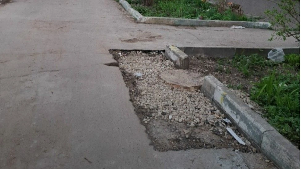 Во дворе на Степана Разина участок дороги заасфальтируют до конца месяца