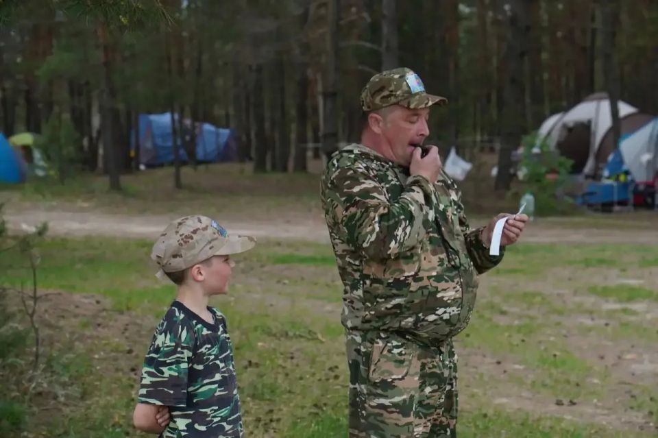 Владислав Шапша: Дмитрий Юрьевич, Дарья Сергеевна и их сыновья Тимофей и Степан Луговые из села Льва-Толстого Дзержинского района приехали на «Семейную Зарницу» с твердим намерением - побеждать Владислав Шапша: Дмитрий Юрьевич, Дарья Сергеевна и их сыновья Тимофей и Степан Луговые из села Льва-Толстого Дзержинского района приехали на «Семейную Зарницу» с твердим намерением - побеждать